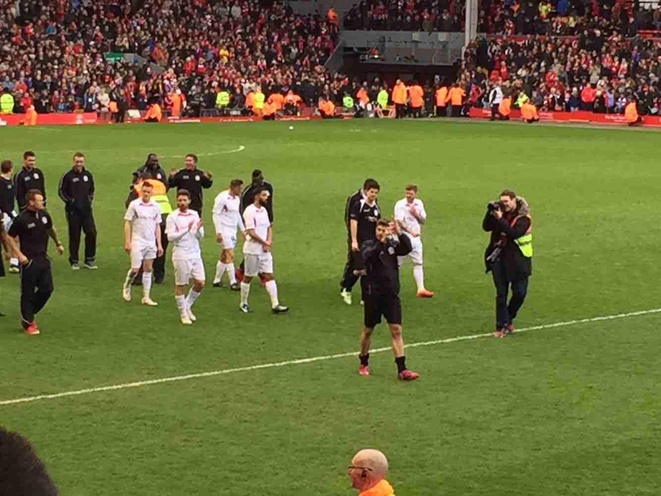 汉斯-弗里克对巴萨室内足球队的惊喜访问（汉斯-弗里克惊喜造访巴萨五人制球队）