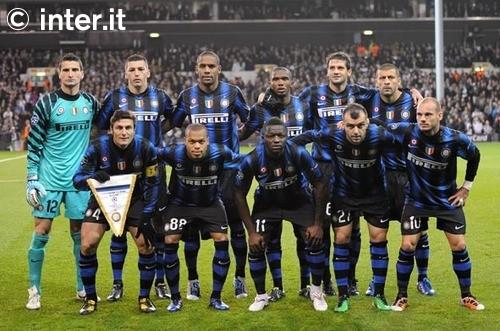 尤文全队和球迷一起出现在登机口，斯帕莱蒂和球迷们友好互动（尤文全队与球迷齐聚登机口，斯帕莱蒂亲切互动）