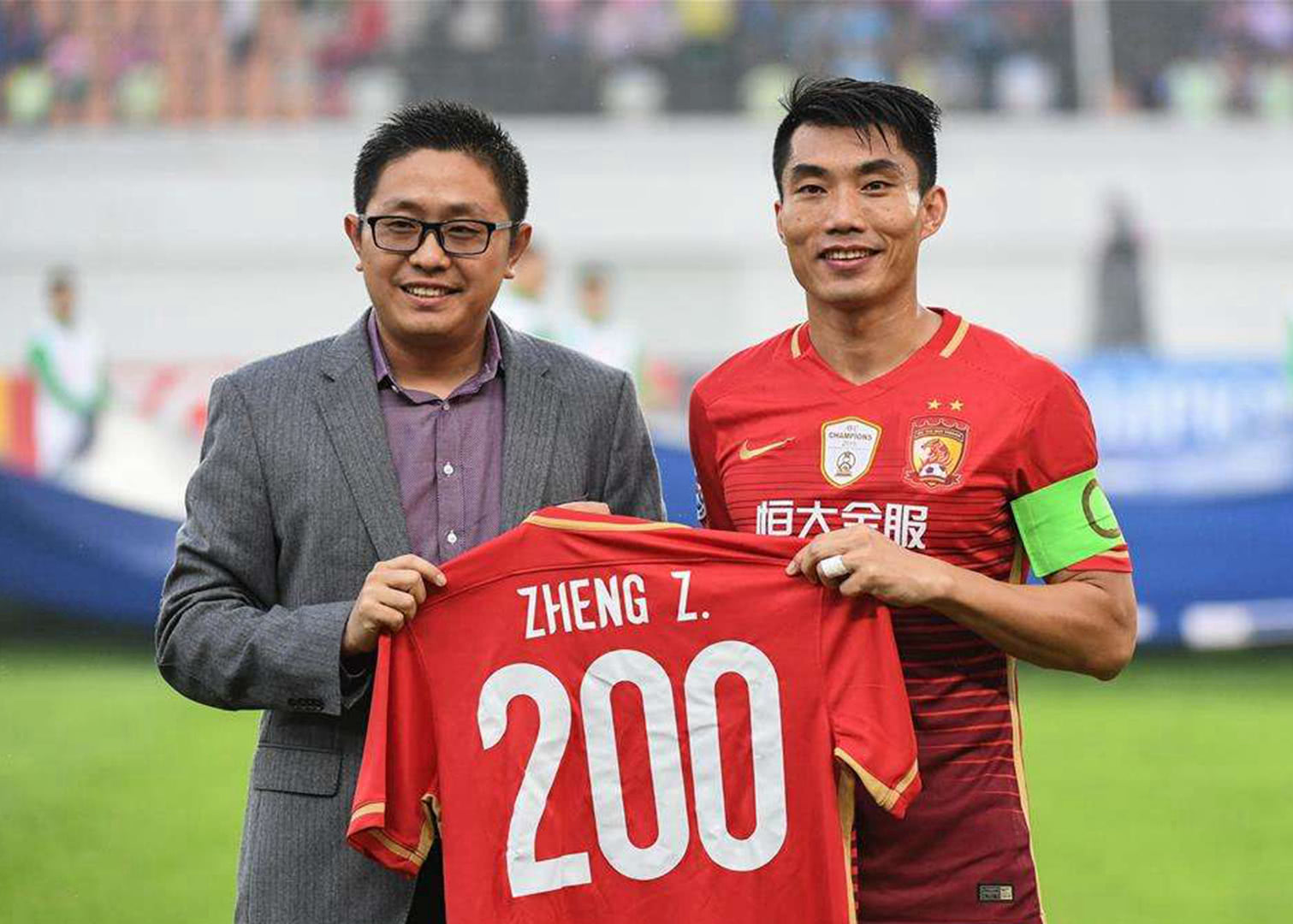 记者：申花今天下午飞赴天津，于汉超、戴伟浚等人随队出征（记者称申花今日下午启程赴津，于汉超、戴伟浚等球员随队出征）