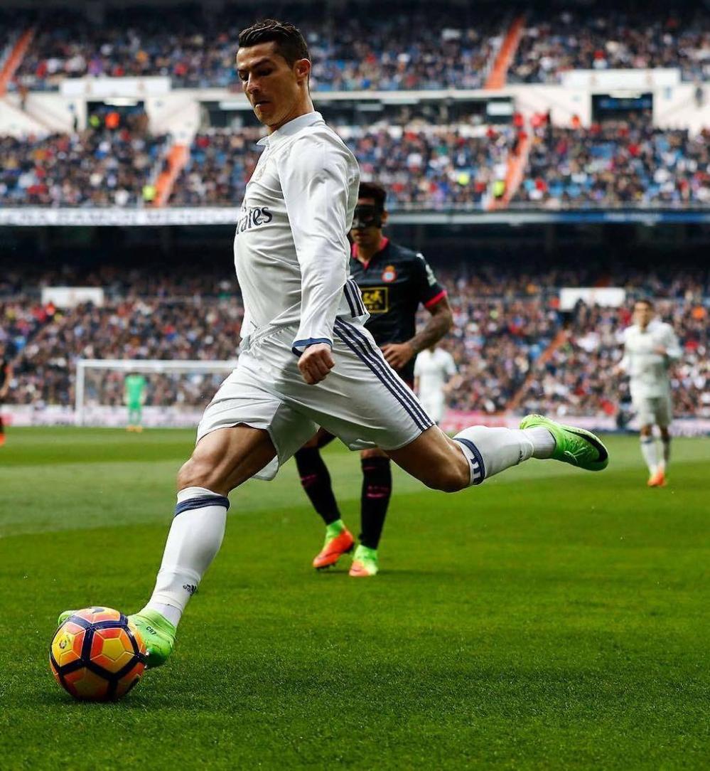 詹姆斯篮板抢断关键时刻锁定胜局（詹姆斯关键篮板与抢断，一举锁定胜利）