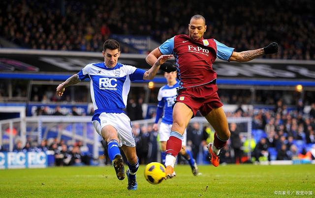 热爱皆平等，河南球迷赛前在球场外声援阿奇姆彭（热爱无界，河南球迷赛前场外力挺阿奇姆彭）