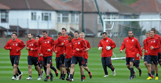 全国滑雪爱好者齐聚崇礼雪场炫技（全国滑雪达人汇聚崇礼雪场上演炫技）